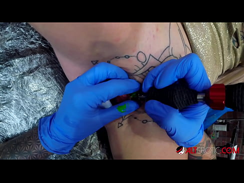 ❤️ tattooed ທີ່ສຸດ Hottie Sully Savage ໄດ້ຮັບ tattoo ສຸດ clitoris ຂອງນາງ ❤️ ຮູບໂປ້ງາມ ຢູ່ທີ່ພວກເຮົາ lo.sexycamse.top%